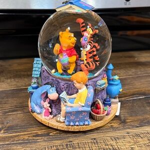 Disney Winnie the Pooh and Friends Snow Globe